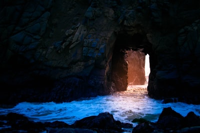布朗海洞穴
